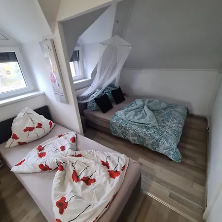 Tom Apartmans * שיופוק